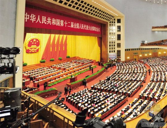 當(dāng)日上午，國務(wù)院總理李克強在會上做了2016年政府工作報告。